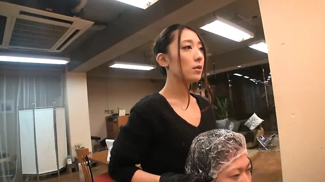 В салоне, где ее глаза встречаются с моим слишком часто