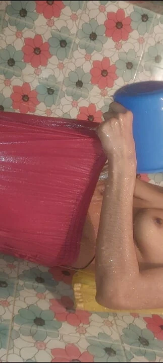 Deshi самая горячая и возбужденная Sathi принимает душ ее ванной