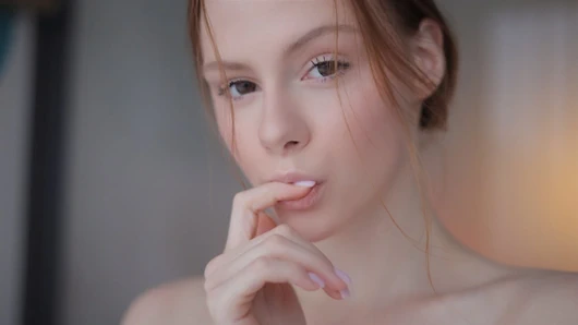 Genç üvey kız kardeşinin büyük yarağını beklerken sıkı amının yağlı mastürbasyonu