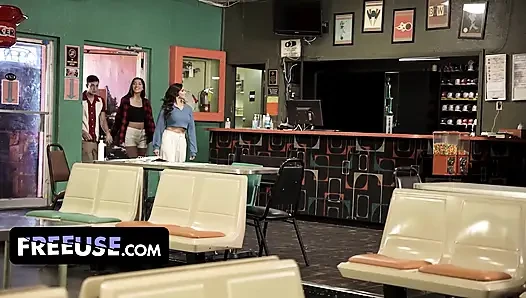 İri göğüslü zenci Armani Black ve Aubrey Babcock ateşli üçlü grup sekste yarağı paylaşıyor