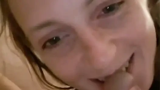 Ailem dışarıdayken beni sikiyor