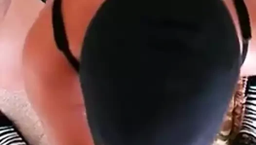 A genoux dressage de chienne a black