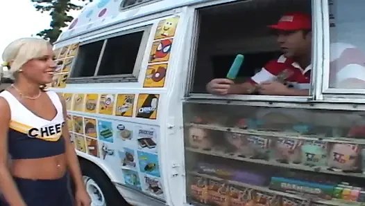 Sevimli amigo kız sert yarakla sikiliyor
