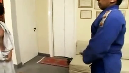 Beefy eşcinsel karate öğretmen sikme onun öğrenci