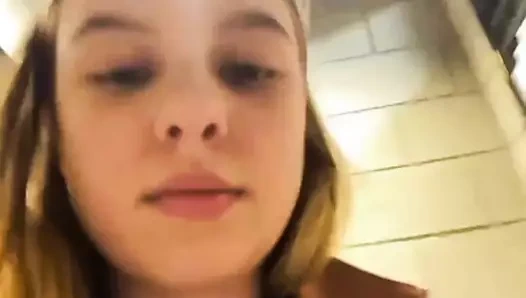 Tam çıplak kız mastürbasyon yapıyor