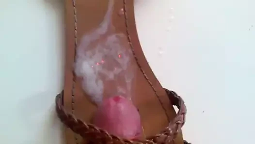 Karımın düz sandaletini sikiyorum