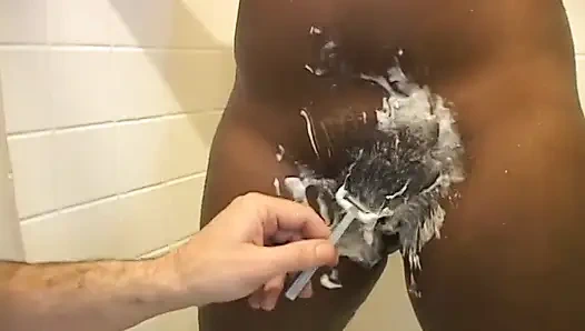 Adam kızların amını tıraş ediyor ve sonra üstüne çıkıyor