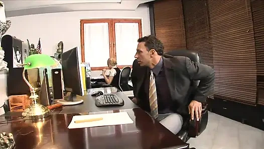 Siyah çoraplı ve yüksek topuklu çok ateşli sekreter patronunu nasıl memnun etmeyi biliyor