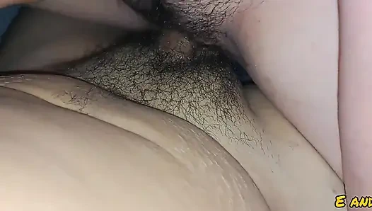 Küçük komşum televizyon izlerken yarağıma biniyor