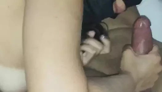 Aldatılan koca karısının büyük yarak emmesini filme alıyor ve prezervatifle mastürbasyon yapıyor