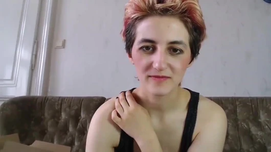 Seksi elbiselerin kutularını açıyor canlı