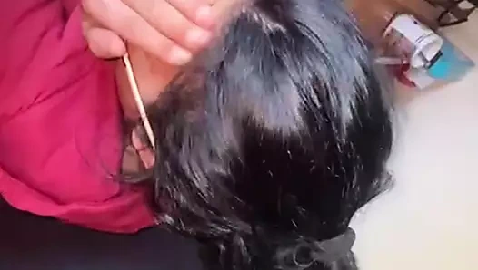 Utangaç kapüşonlu kadın yarak oynuyor ve emiyor