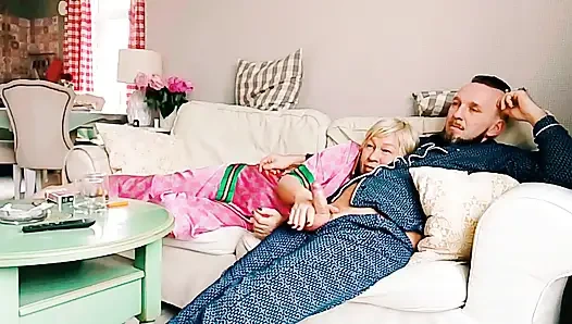 Tabu seks, üvey anne film izliyor, ben de ağzını açıyorum