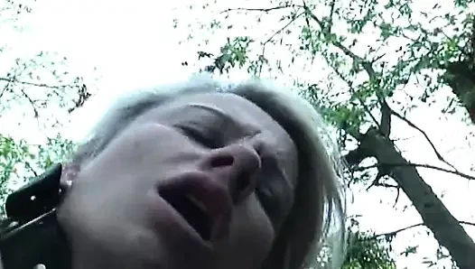 Tasmalı sarışın orta yaşlı seksi kadın zonklayan oyuncaklar tarafından genişletiliyor