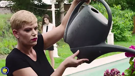 Busty anne sikikleri genç kızı açık