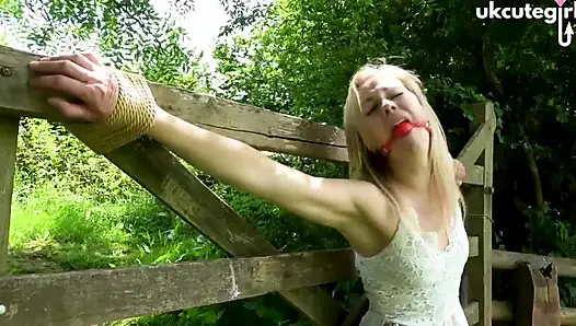 Damsel kapıya bağlı haç esareti ve