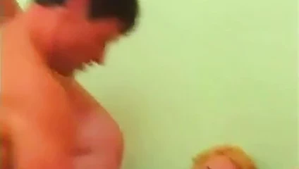 Büyük göbekli sarışın Monika