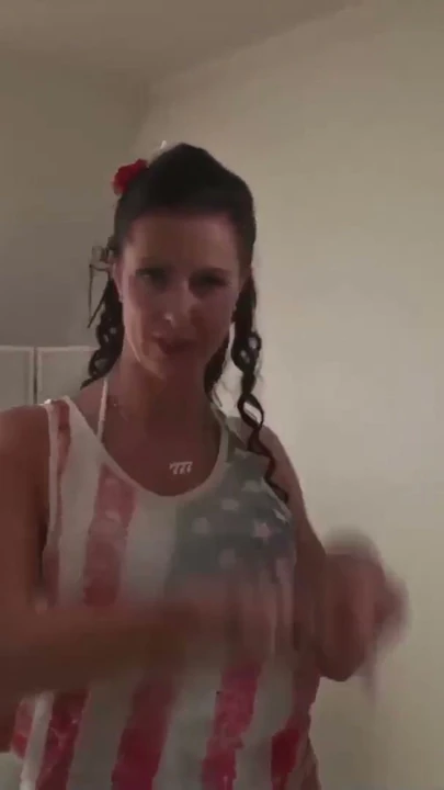 Azgın Milf öğle yemeği yerine sikişiyor | Bölüm 1