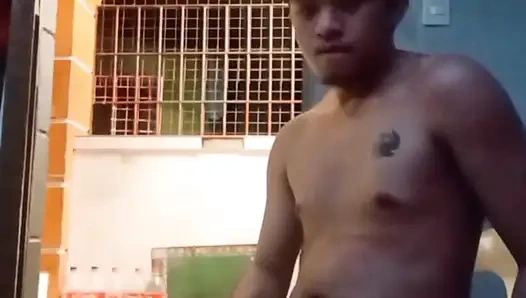 Pinoy oğlan senin için büyük yarağı ve dölünü gösteriyor