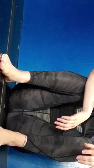 Vay canına, spor salonu taytındaki bu sarışın amcık baskısına bak