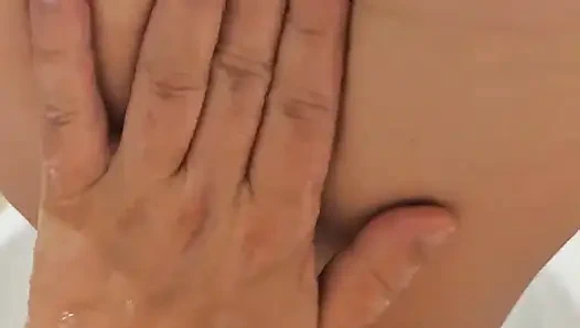 Banyoda karşılıklı mastürbasyondan önce seksi evli kadın yarak emmeyi seviyor