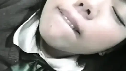 Asyalı çarpıcı görünümlü bir genç kız göğüslerini dölle kaplıyor