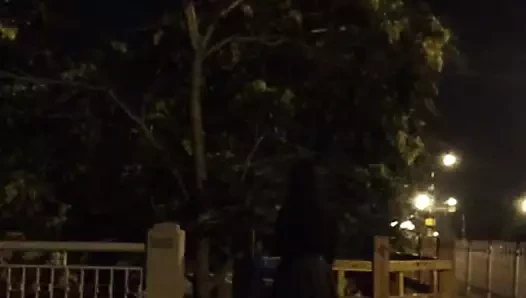 Busty giyen seksi kıyafet insanları baştan çıkarmak