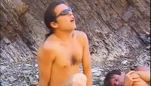 Sahilde üçlü sikiş