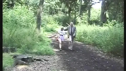 Tatlı genç kız yaşlı adamın yarağını emiyor ve sikiliyor