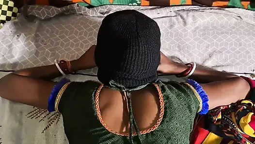 Kırmızı sari içinde alkışlanan teyze, aşkla dolu güzel ve romantik bir an yaratmaya yaklaşıyor anal seks