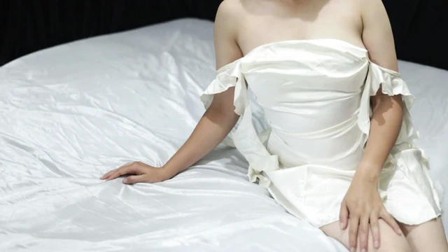 GÜZEL VE DOLGUN ENDONEZYALI KIZ, SEKSİ SATEN İÇ ÇAMAŞIRI GİYİYOR
