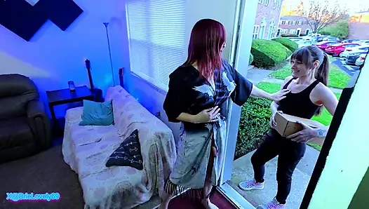 Kurye kızın bir paketi var