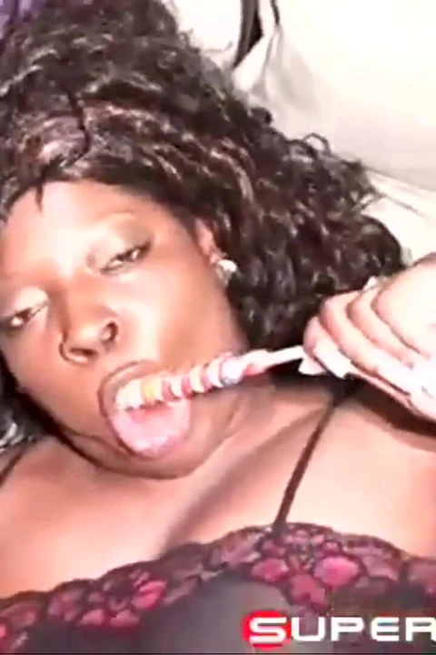 Lisa Rivera aynı anda lolipop ve yarak emiyor
