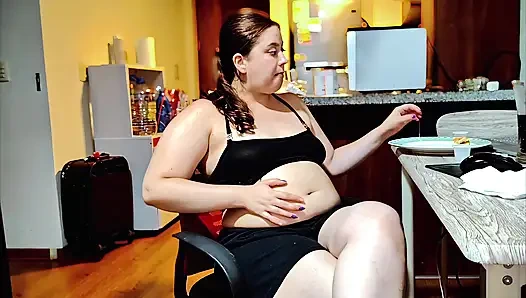 Nicole'ün burger göbek doldurma seansı