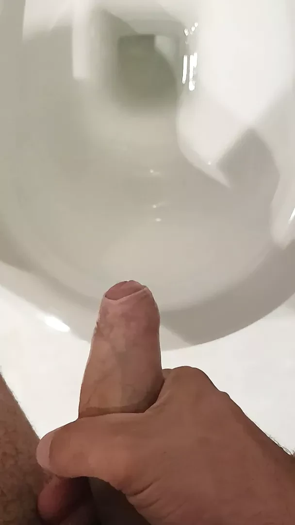 Büyük yarak tuvalete boşalıyor