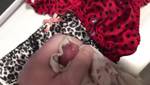 Arkadaşlarımın karısının tangaları, külotları, külotları üzerinde cumming