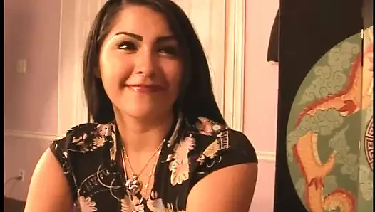 Hala sıcak 80'lerin porno prensesi genç kızın amına uzman bir yalama verir