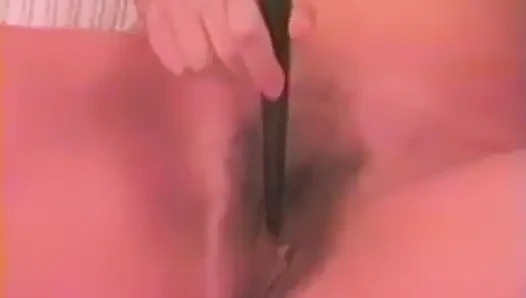 Bu yaşlı esmerden edepsiz dildo eylemi
