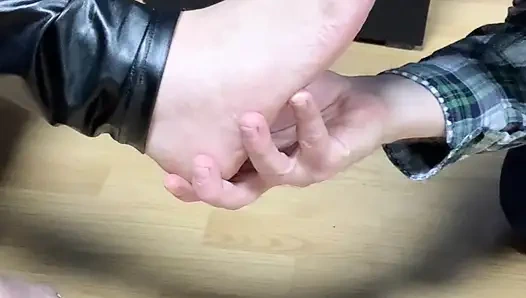 Yemeğini ayaklarım sayesinde alıyor...