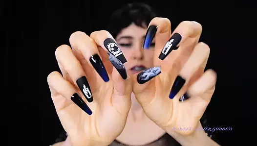 Küçük memeler ve uzun tırnaklara tapma