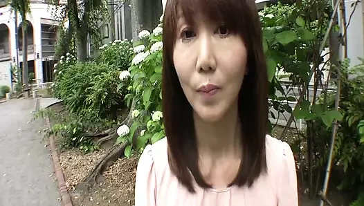 M558G02 Hüsrana uğramış olgun bir kadın mutluluk ve zevk için av'de görünüyor! "Kaç olursa olsun, ben bir kadınım."