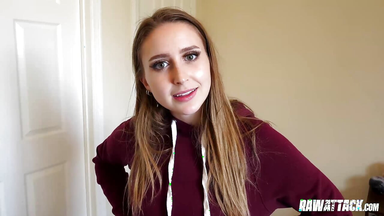 Seksi sarışın Laney Grey erkek porno yıldızı tombul yarağı alıyor