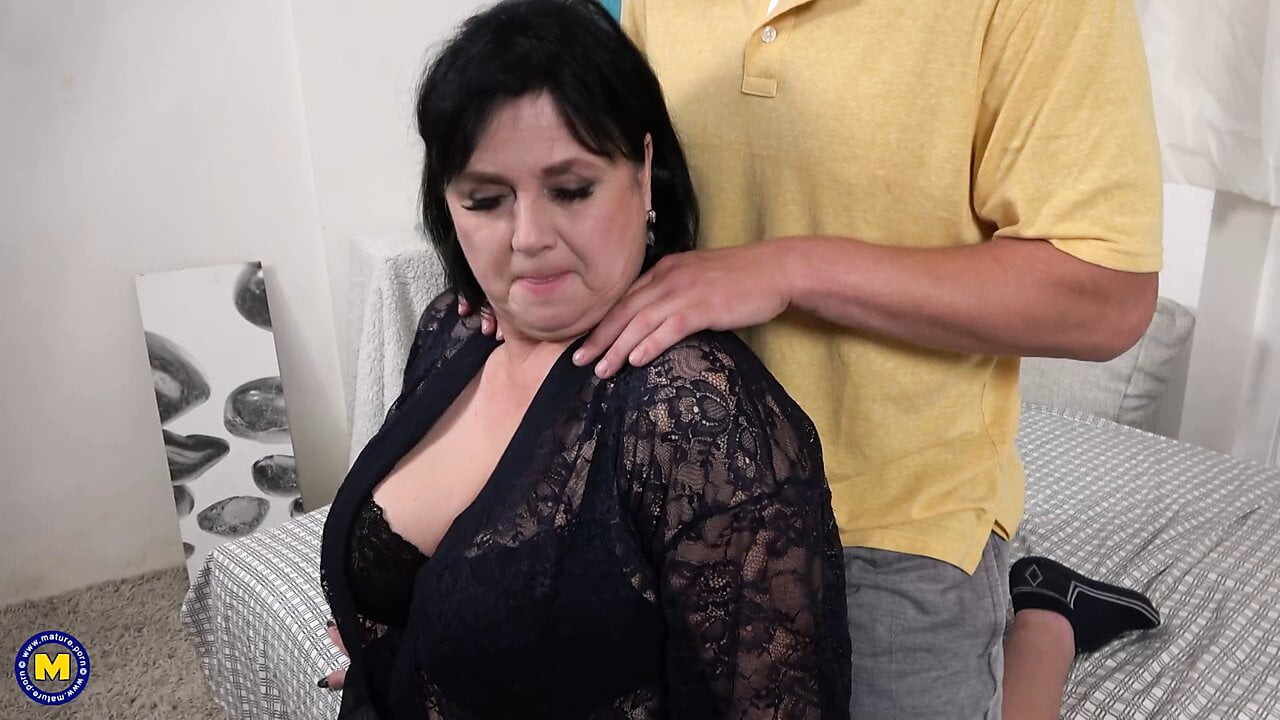 Busty doğal olgun bbw berbat ve sikikleri genç adam