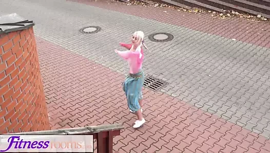 Fitness odaları oyuncak orgazm için genç yoga bebek