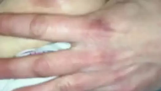 Sürtük kendi göğüslerini emiyor