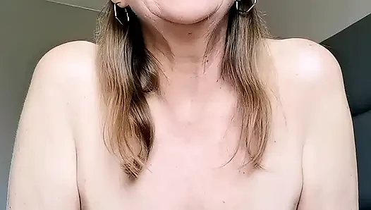 Üvey annenin yarağına ihtiyacı var ve seni baştan çıkarıyor. Bakış açısı rol yapma