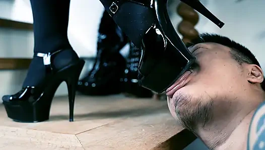 Sert dil oyunu! Topuklarımla dilini parçalıyorum. Erkekler kink'i incitiyor