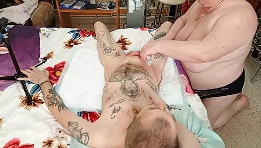 Kayınvalide penis ve taşaklara yağ masajı yapıyor ve spermle oynuyor