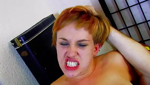 Kısa saçlı Alman bebek onu sıkı delikler sert parçaladı alır