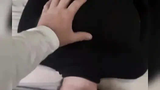 Üvey anne oğullarının büyük yarağı tarafından gırtlağına kadar sikiliyor! Sonra daracık kıllı amına sokuyor!